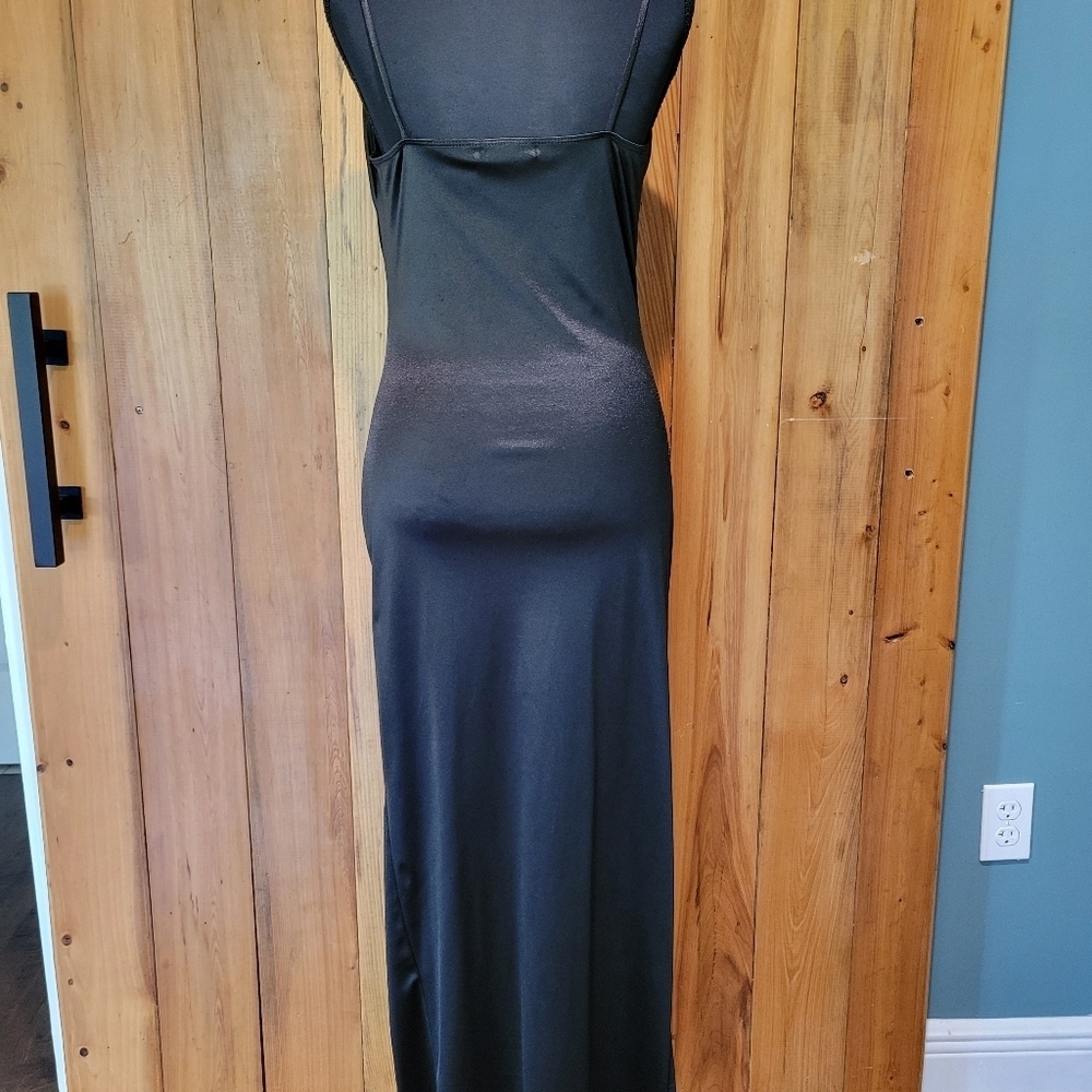 Elegant Black Satin Dress - Picture 5 of 10